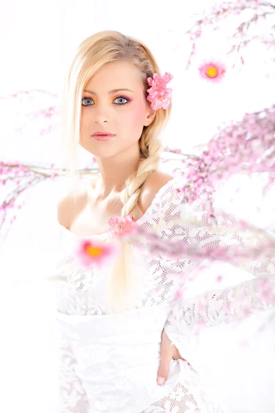 Retrato de una hermosa mujer con flores, primavera — Foto de Stock