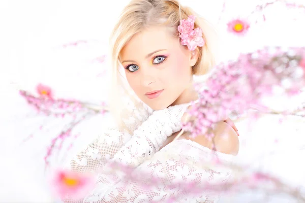 Retrato de uma mulher bonita com flores, primavera — Fotografia de Stock