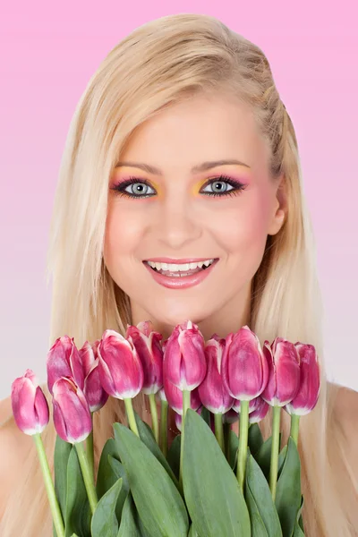 Retrato de uma mulher bonita com tulipas — Fotografia de Stock