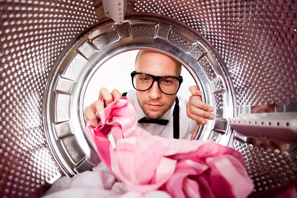 Jeune homme faisant la lessive Vue de l'intérieur de la machine à laver — Photo