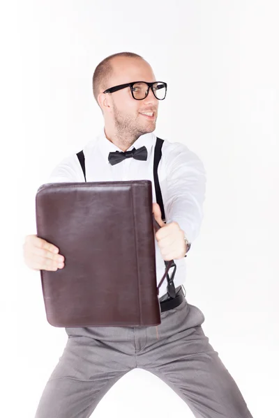 Joven hombre de negocios sosteniendo un maletín — Foto de Stock