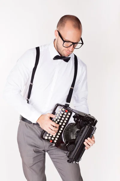 Retrato de um jovem empresário com uma máquina de escrever — Fotografia de Stock