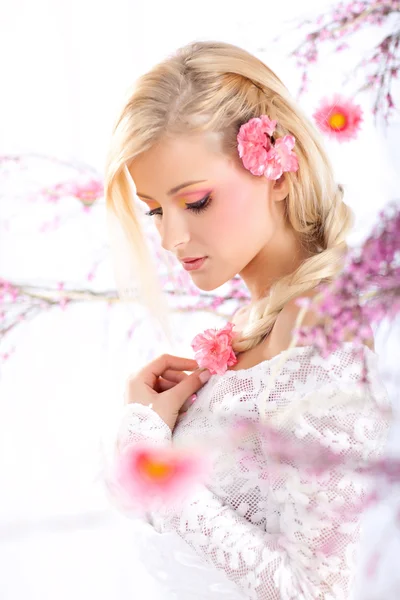 Porträtt av en vacker kvinna med blommor, våren Stockfoto