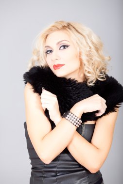 Genç, güzel sarışın bir kadının portresi.