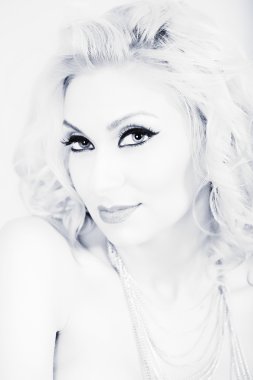 yüksek anahtar genç, güzel, sarışın bir kadın portresi