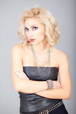 Genç, güzel sarışın bir kadının portresi.