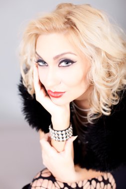 Genç, güzel sarışın bir kadının portresi.