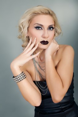 Genç, güzel sarışın bir kadının portresi.