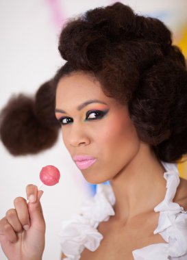 lolipop ile güzel bir Afro-Amerikan kadın