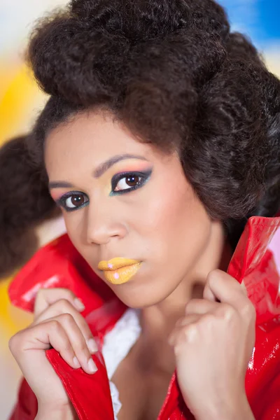 Bella donna afro-americana con un impermeabile rosso — Foto Stock