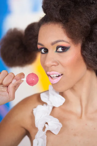Bella donna afro-americana con lecca-lecca — Foto Stock