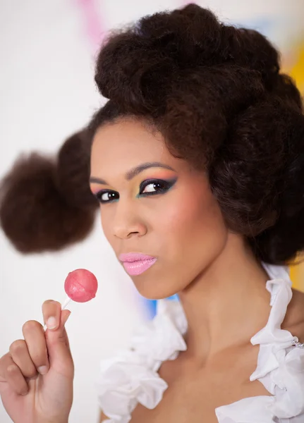 Bella donna afro-americana con lecca-lecca — Foto Stock