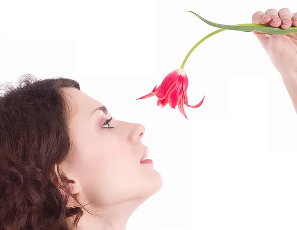 Krásná žena portrét s květy nad bílým pozadím — Stock fotografie