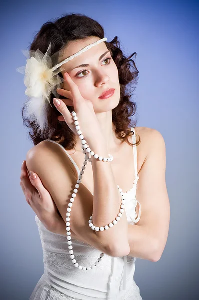 Ung kvinna i retro brudklänning på bakgrund — Stockfoto