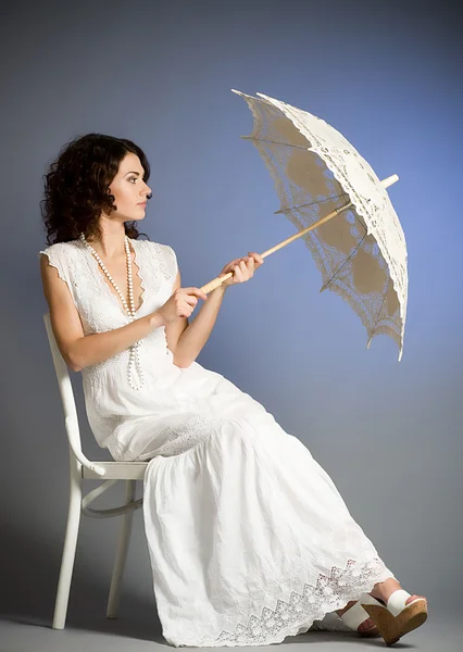 Junge Frau im Retro-Brautkleid mit Regenschirm — Stockfoto