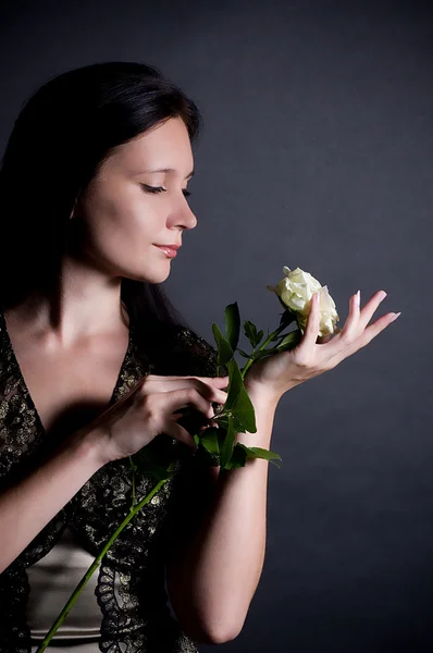 Die sehr hübsche Frau mit der weißen Rose — Stockfoto