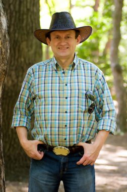 adam Park kovboy şapkası ile