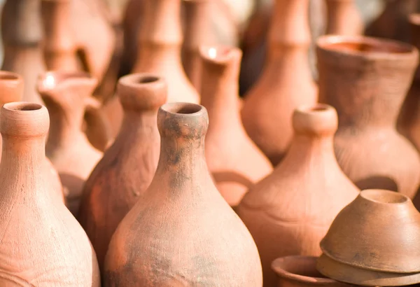 Molti vecchi vasi di argilla fatti a mano sullo scaffale . — Foto Stock