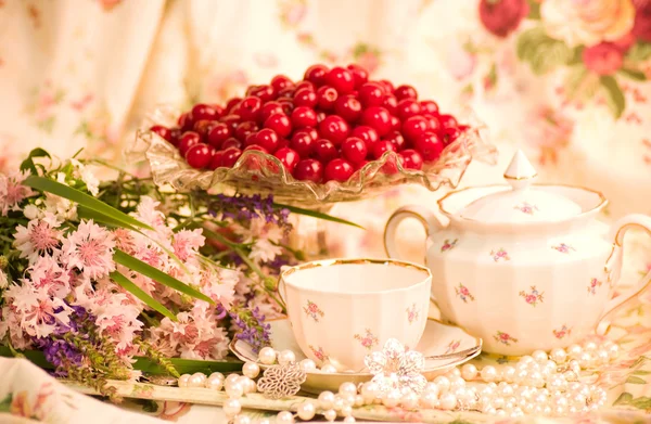 Bayas rojas en un plato y taza — Foto de Stock