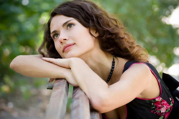 Bella ragazza in posa in natura — Foto Stock