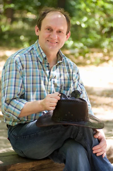 Homme dans le parc avec un chapeau de cow-boy — Photo