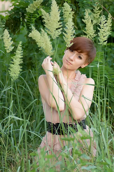 Beautiful girl posing in nature — Stock Photo, Image