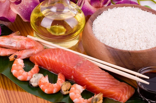 Salmón y camarones en un plato —  Fotos de Stock