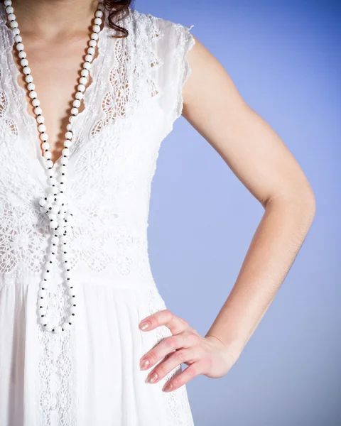 Corpo di giovane donna in abito da sposa bianco con perline — Foto Stock