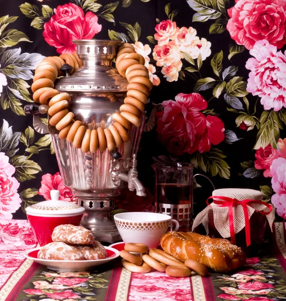 Traditional Russian tea and buns — Stock Photo, Image