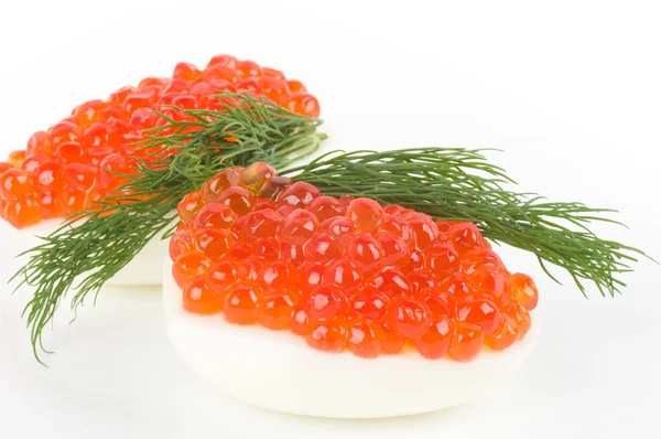 Brancos de ovo cheios de caviar vermelho — Fotografia de Stock