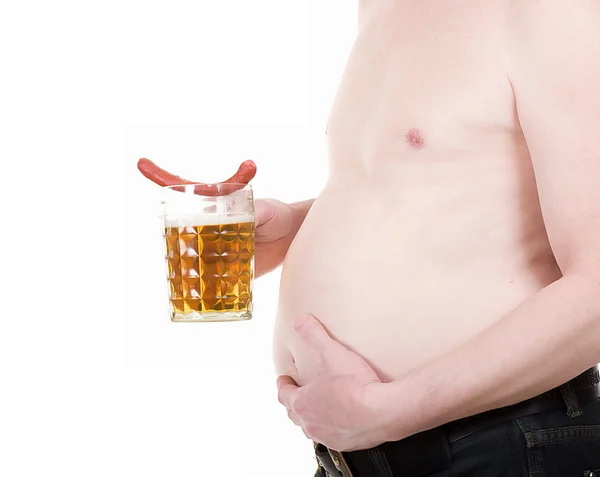 Un homme avec une bière et une saucisse — Photo