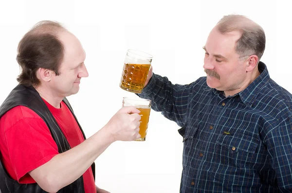 Двое мужчин пьют пиво — стоковое фото