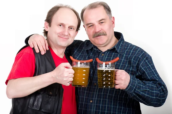 Двое мужчин пьют пиво — стоковое фото