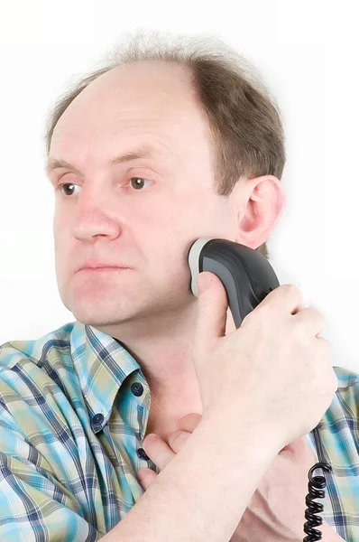 Чоловік голиться електричною бритвою — стокове фото
