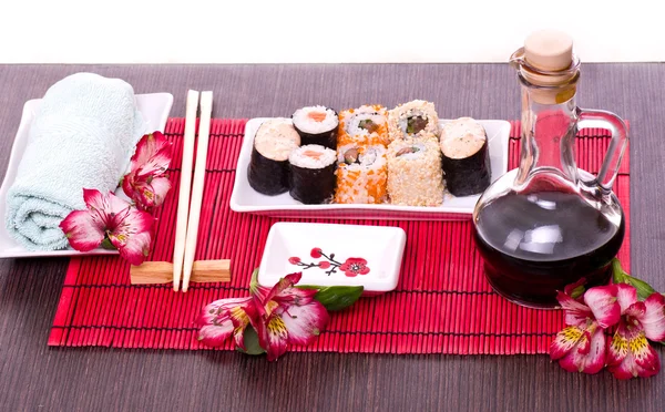 Sushi en un plato en un restaurante —  Fotos de Stock