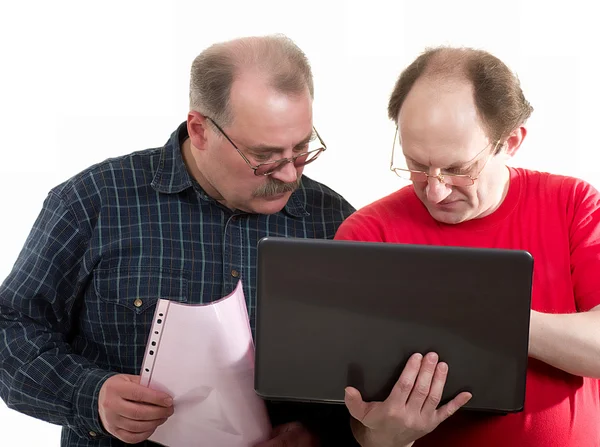 Deux hommes avec un ordinateur portable — Photo