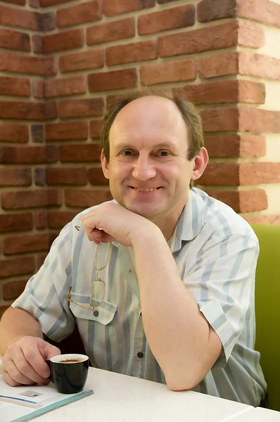 Gelukkig leeftijd man met koffie in café — Stockfoto