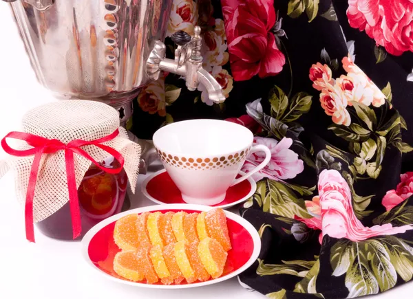 Tradizionale vecchio bollitore da tè russo con marmellate e marmellate — Foto Stock