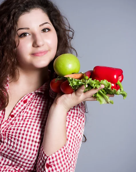 Девушка с овощами — стоковое фото