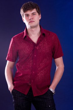 moda erkek kırmızı tshirt ile