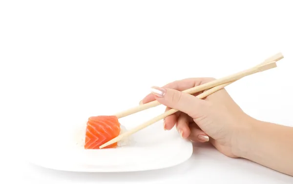 Traditioneel Japans eten sushi in hand op witte achtergrond — Stockfoto