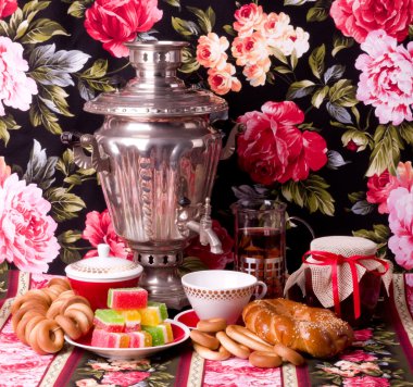 geleneksel eski Rus çay çaydanlık simit ve marmelatlar