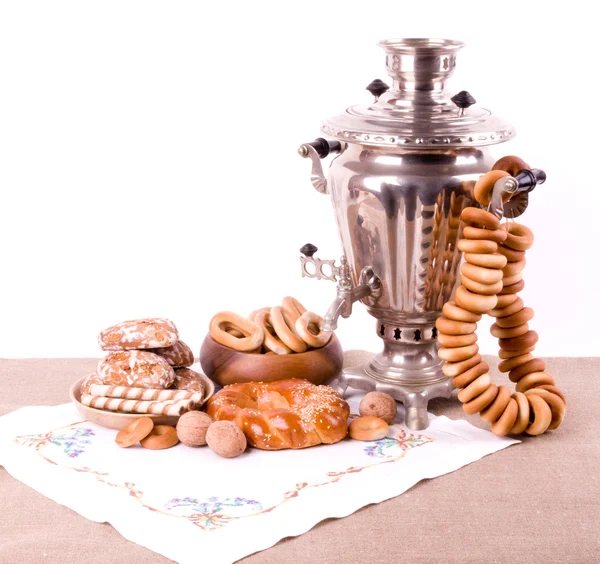 Chaleira de chá russa velha tradicional com bagels — Fotografia de Stock