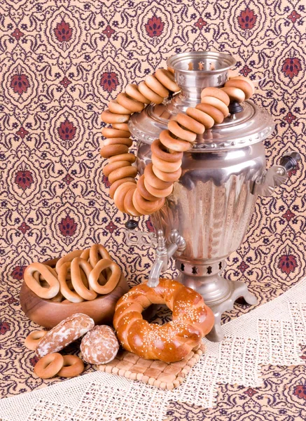 Traditional old Russian tea kettle with bagels — Stock Photo, Image