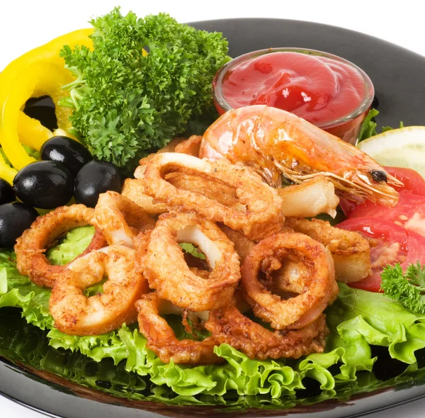 Cincin calamari goreng disajikan dengan saus — Stok Foto