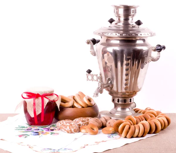 Chaleira de chá russa velha tradicional com bagels — Fotografia de Stock