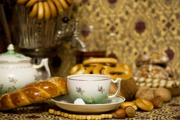 Tradizionale vecchio bollitore da tè russo con bagel — Foto Stock