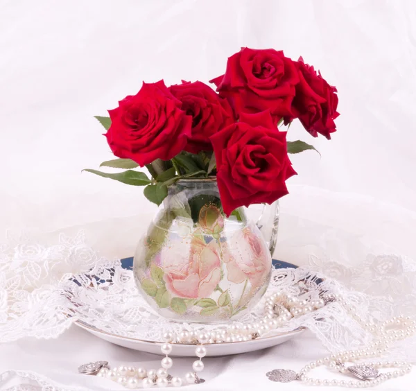 Beautiful red roses in a vas — Stock Photo, Image