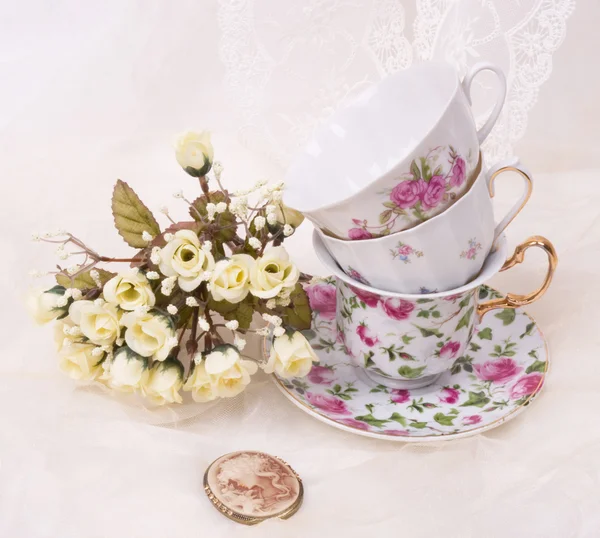 Hermoso juego de té con rosas blancas sobre fondo blanco — Foto de Stock