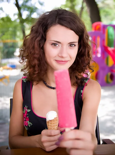 Meisje dat ijs eet — Stockfoto